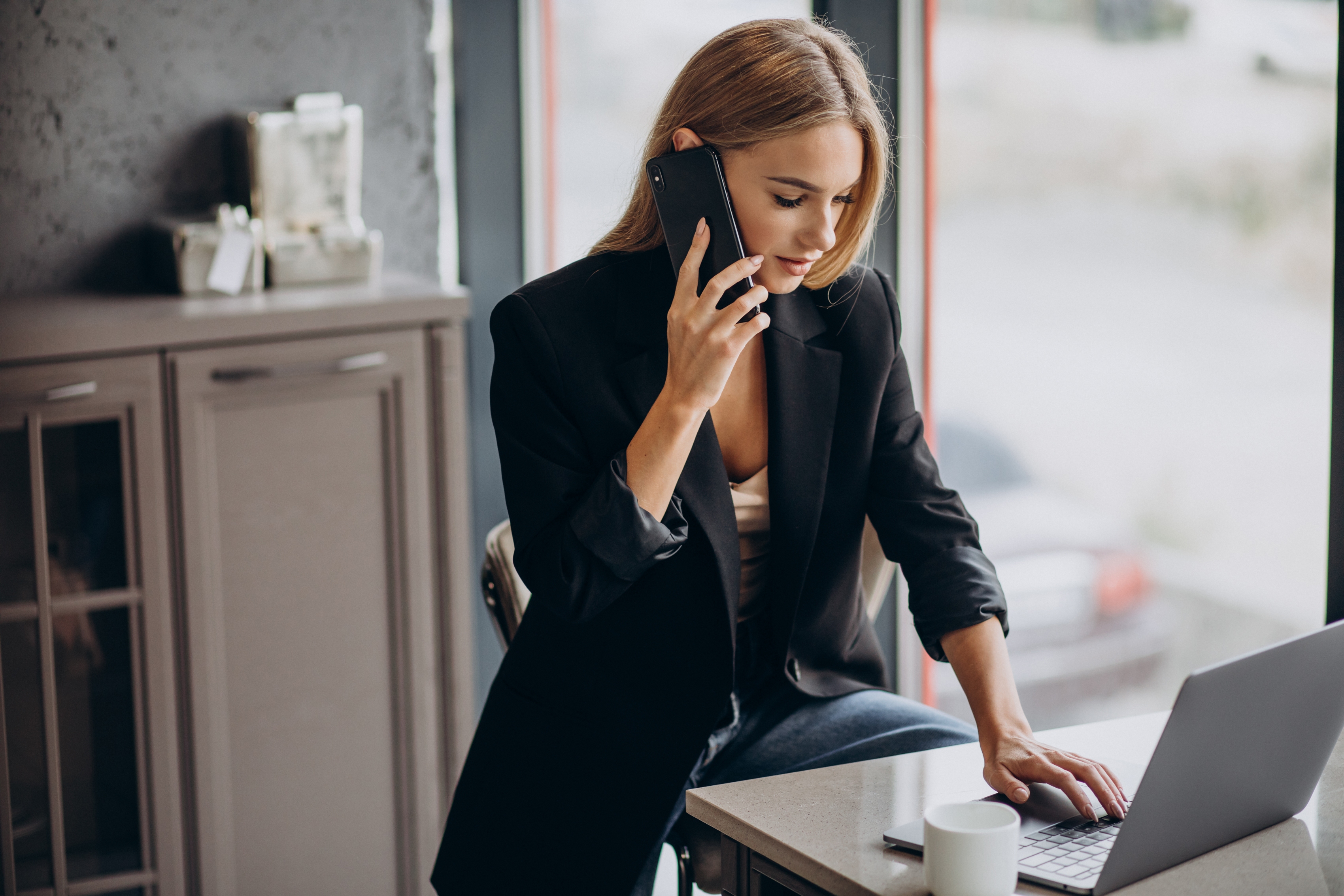 young-business-woman-working-laptop